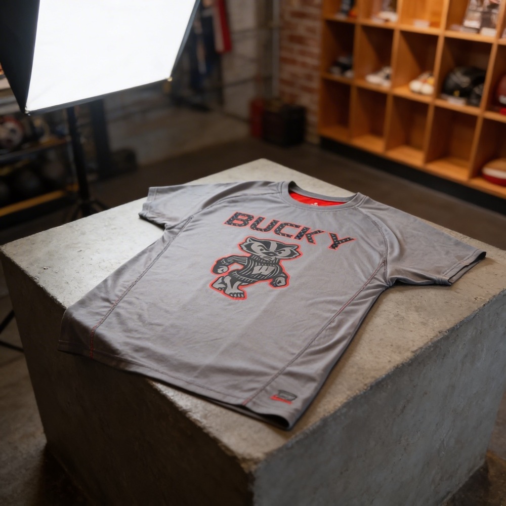 Wisconsinโ Badgers "BUCKY" Men's Short Sleeve Tee Gray Size Large
